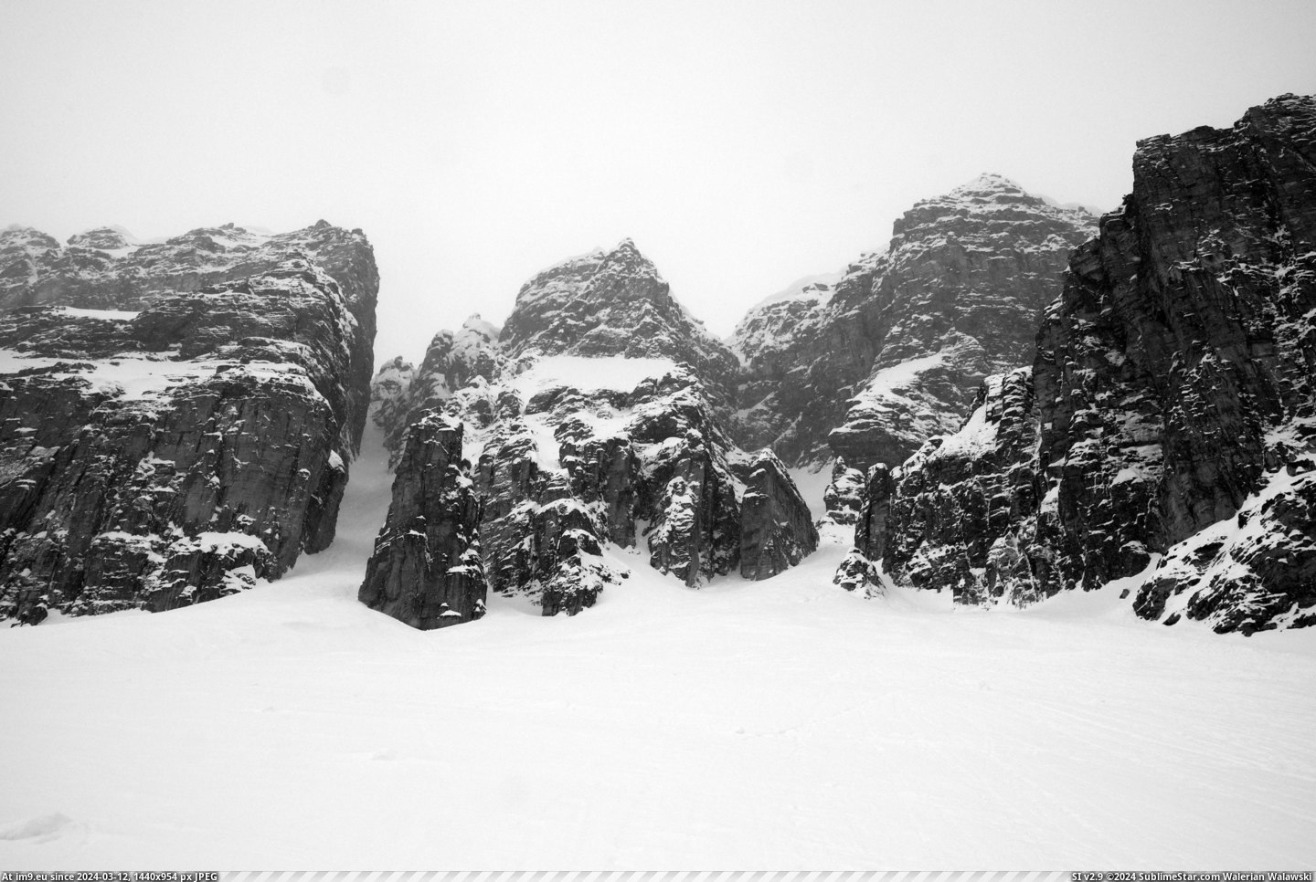 #Black #Photos #Daddy #Case #Rarely #White #Grand [Earthporn] I rarely see black and white photos here, but in this case I think it's appropriate. The Grand Daddy Couloir in Banf Pic. (Obraz z album My r/EARTHPORN favs))