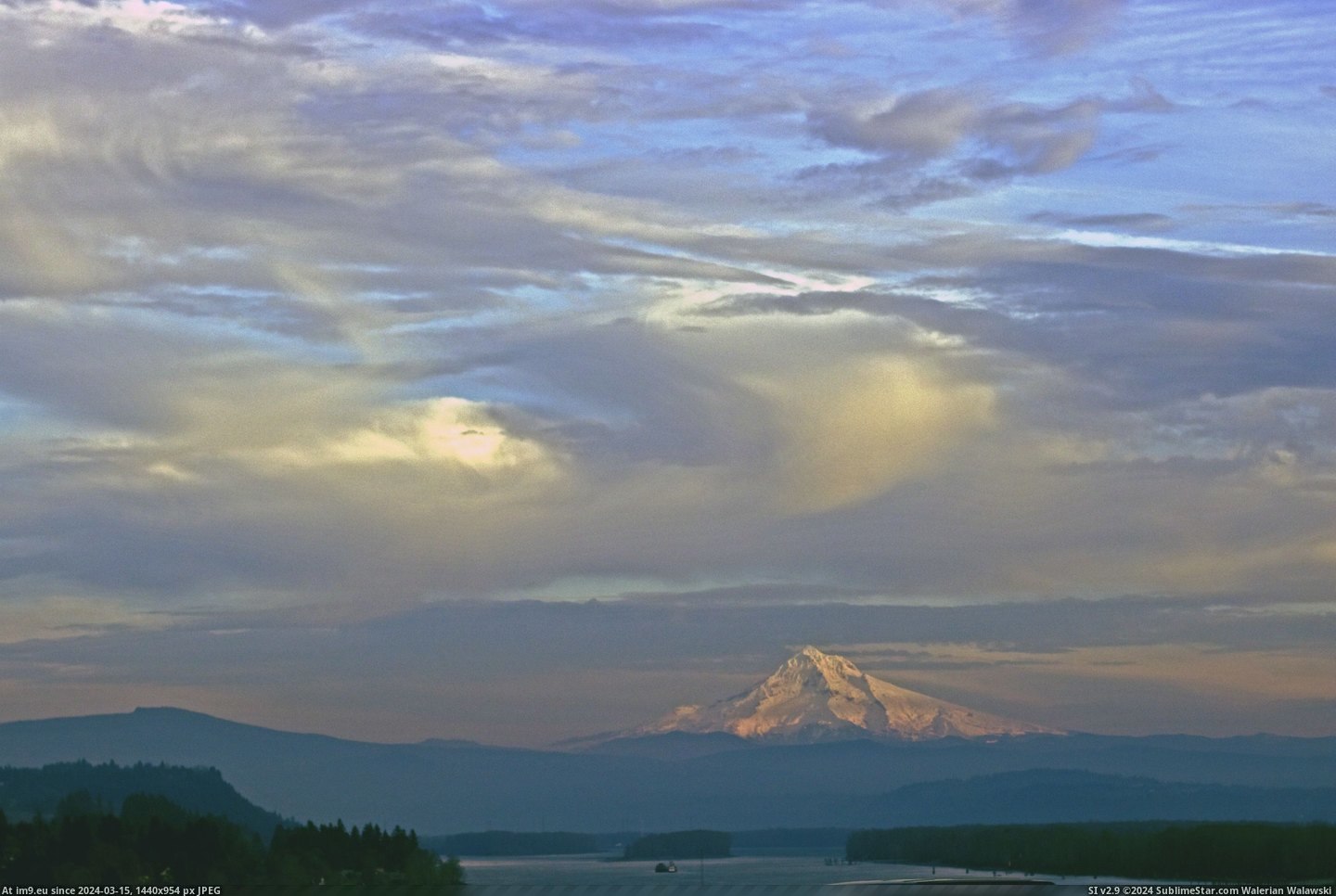 #Hood  #895x1 [Earthporn] Mt. Hood from I-205 (OR - WA border) [2,895x1,930] Pic. (Image of album My r/EARTHPORN favs))