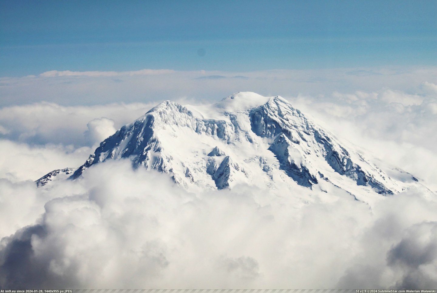 #Rainier #Jet #Plane [Earthporn] Mt. Rainier from a jet plane [4752 x 3168] Pic. (Obraz z album My r/EARTHPORN favs))