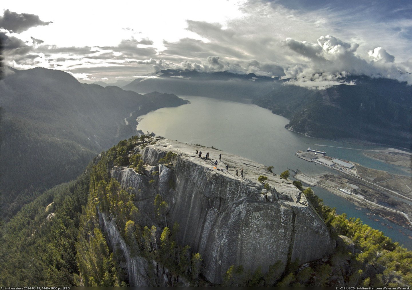 #British #Peak #Drone #Chief #Squamish #Columbia #Photographed [Earthporn]  Stawamus Chief, first peak, Squamish, British Columbia, photographed with a drone [2815x1966] Pic. (Image of album My r/EARTHPORN favs))