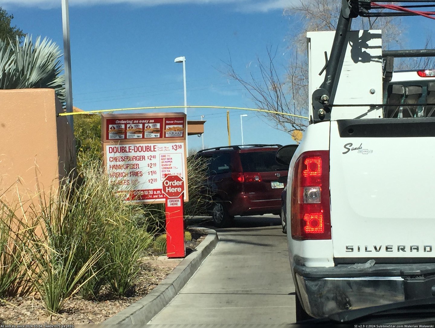 #Funny #Line #Bored #Reach #Measuring #Tape #Construction #Workers [Funny] Bored in line at In-N-Out, these construction workers tried to see what they could reach with their measuring tape. Pic. (Obraz z album My r/FUNNY favs))