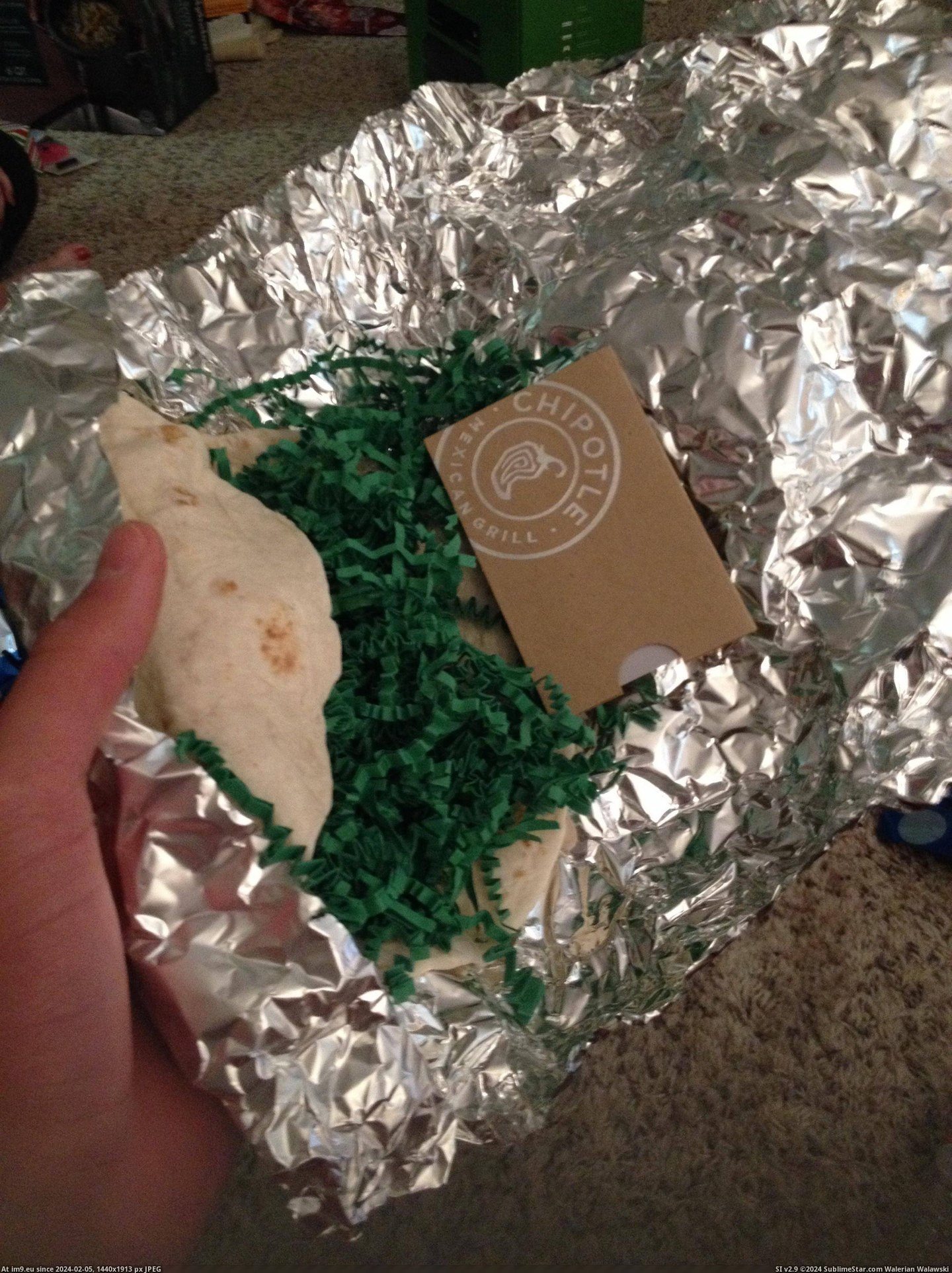 #Funny #How #Card #Wrapped #Chipotle #Mother #Gift [Funny] How my mother wrapped a chipotle gift card. Pic. (Obraz z album My r/FUNNY favs))