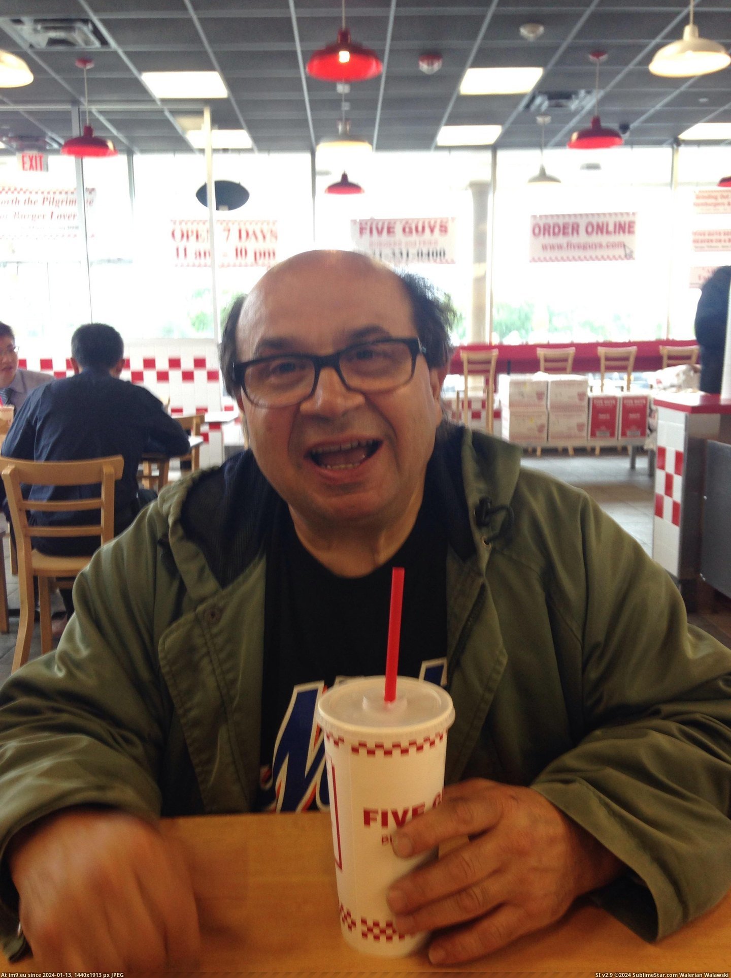 #Funny #Guys #Picture #Dad #Couple #Danny #Devi #People #Thought #Wanted [Funny] Was just in Five Guys and a couple of people wanted to take a picture with my dad because they thought he was Danny DeVi Pic. (Obraz z album My r/FUNNY favs))