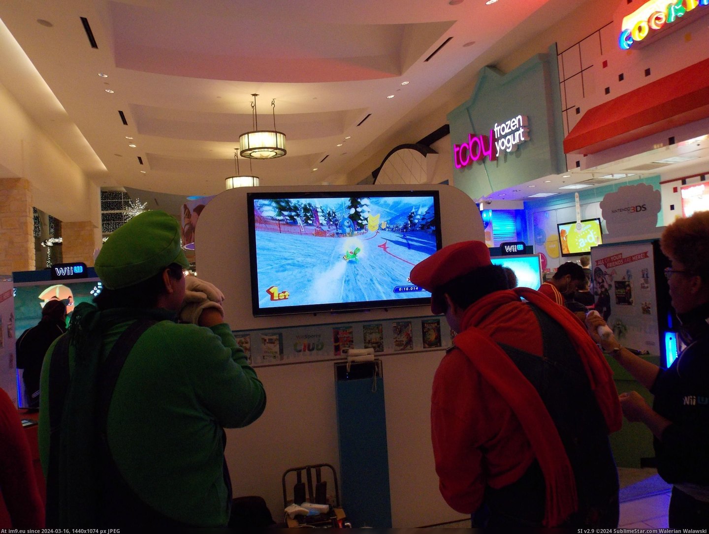 #Gaming #Day #Mall #Guys [Gaming] Found these guys in the mall the other day. 1 Pic. (Bild von album My r/GAMING favs))