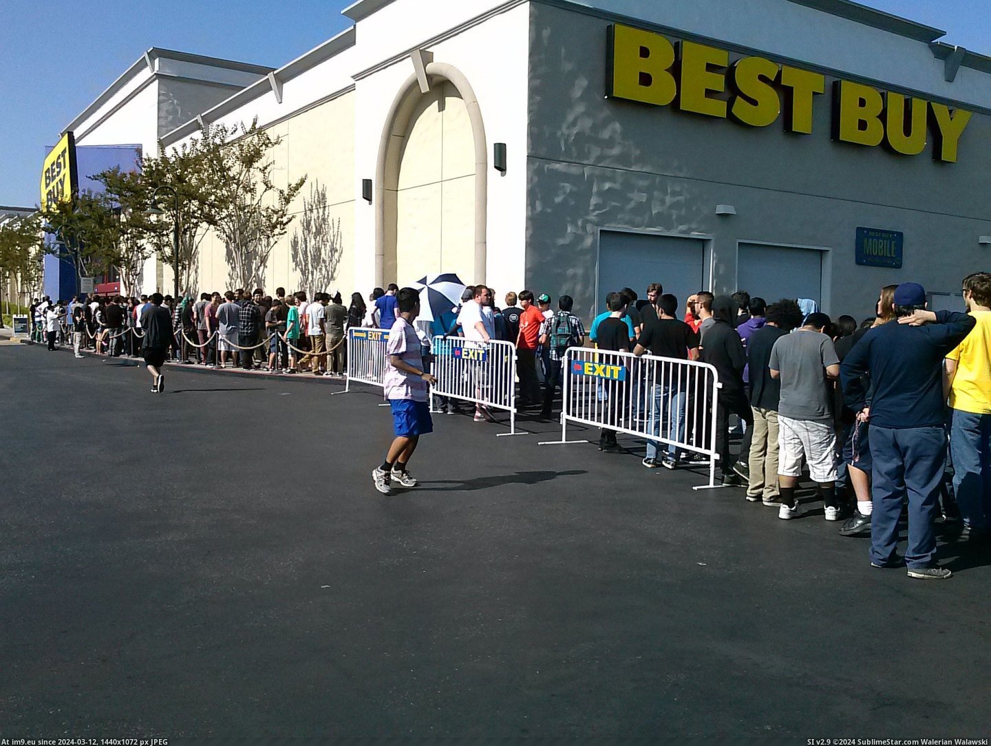 #Gaming #Play #Front #Smash #Line #Wraps #Store #Super #Bros [Gaming] The line to play Super Smash Bros 4. This is just at the front of the store it wraps around the side. Pic. (Image of album My r/GAMING favs))
