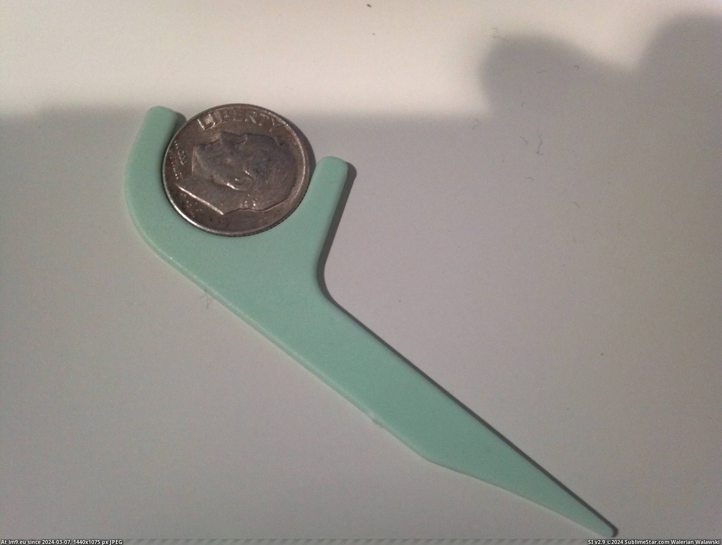 #Pick #Perfectly #Dime #Floss #Curvature #Fits #Dental [Mildlyinteresting] A dime fits perfectly in the curvature of this dental floss pick Pic. (Obraz z album My r/MILDLYINTERESTING favs))