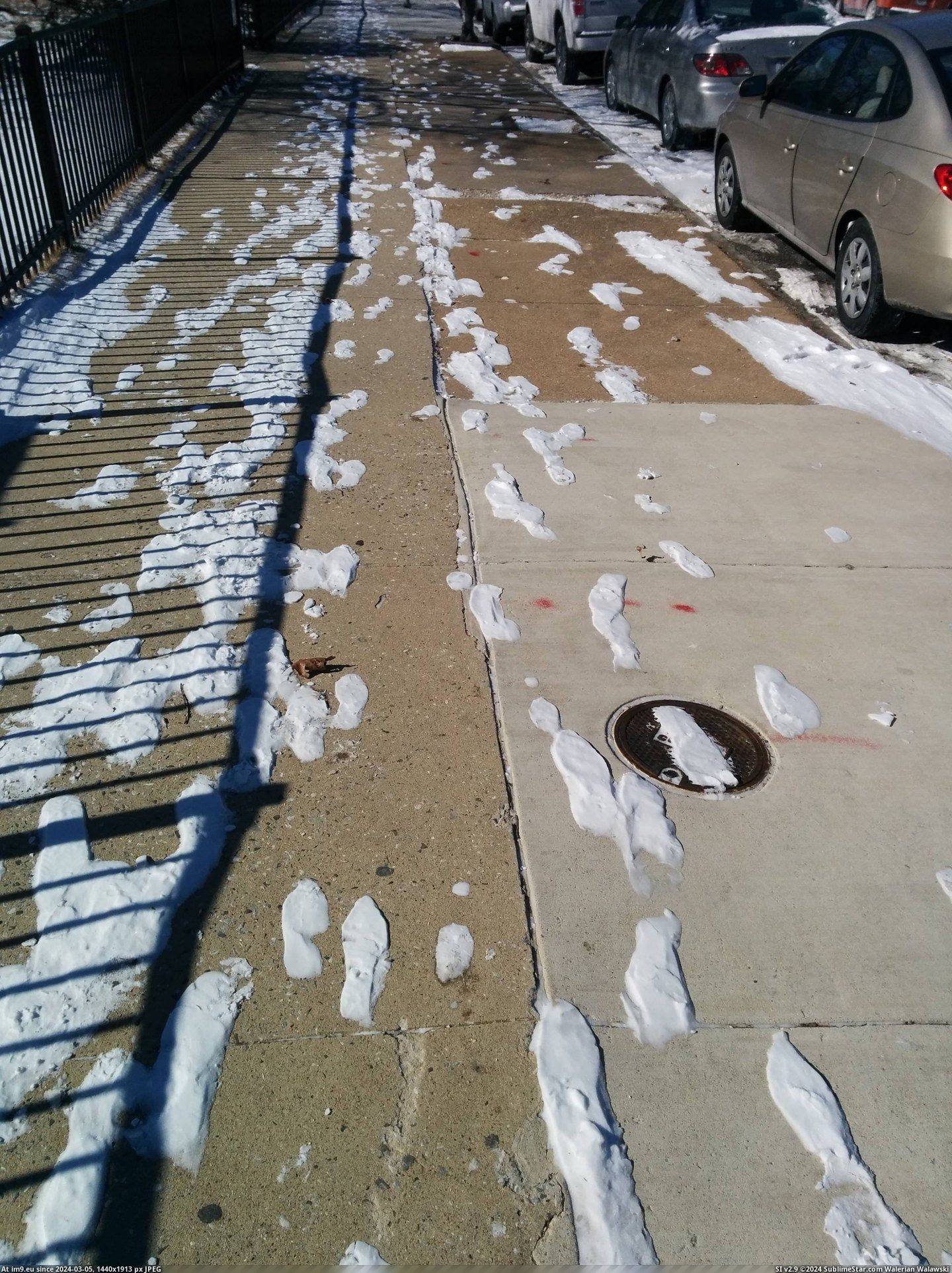 #Snow #Footprints #Blown [Mildlyinteresting] All the snow not compacted by footprints were blown away. Pic. (Obraz z album My r/MILDLYINTERESTING favs))