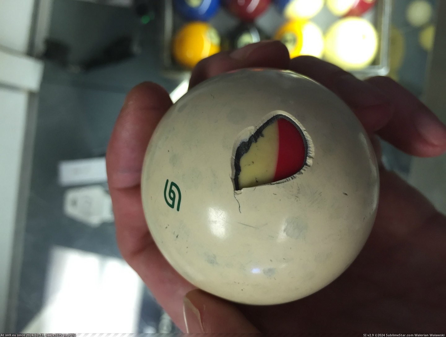 [Mildlyinteresting] Cracked cue ball reveals another ball hidden inside (in My r/MILDLYINTERESTING favs)