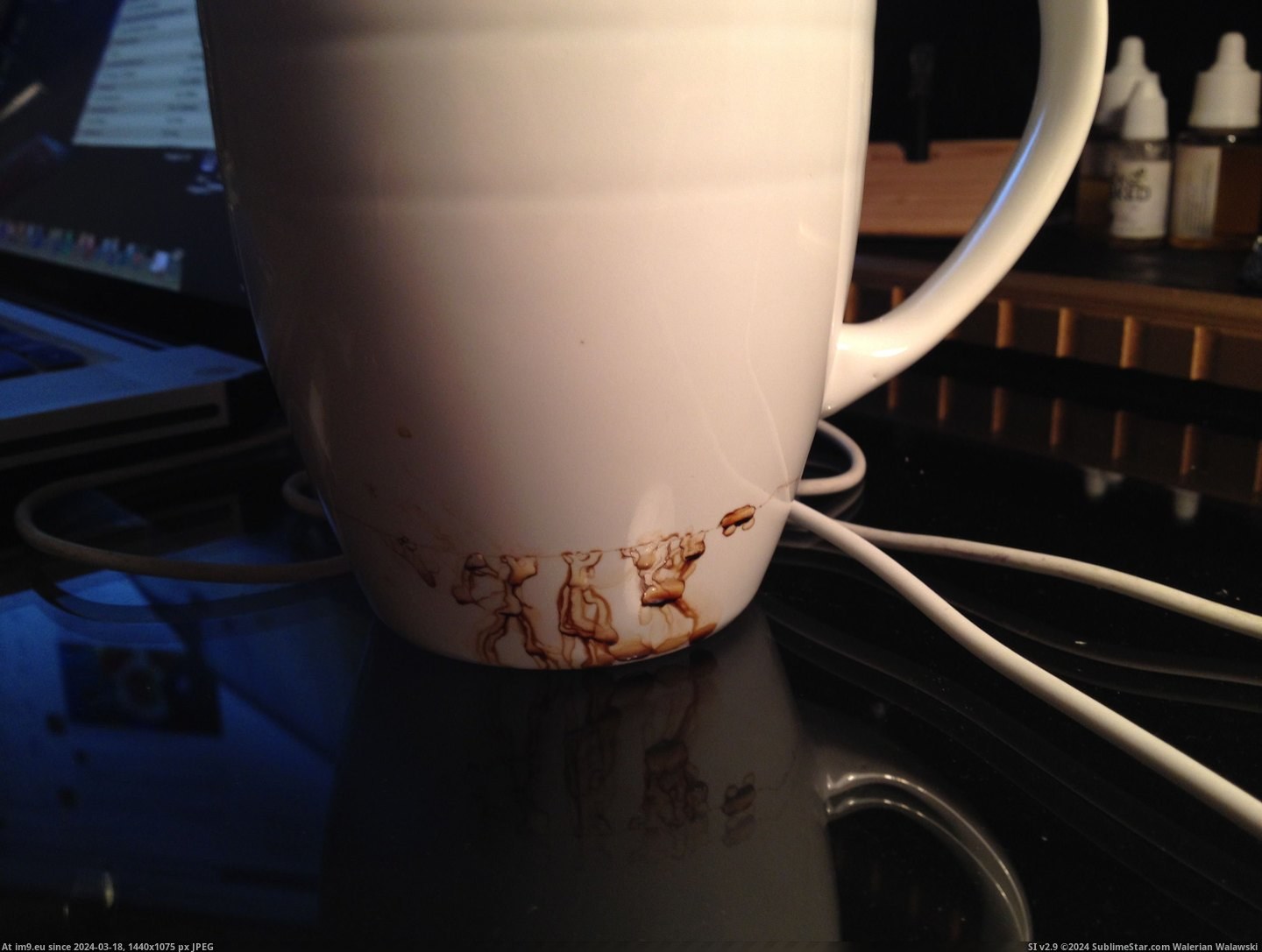 #Tiny #Coffee #Crack #Mug #Hour #Realize [Mildlyinteresting] Didn't realize my coffee mug had a tiny crack in it for about an hour. Pic. (Bild von album My r/MILDLYINTERESTING favs))