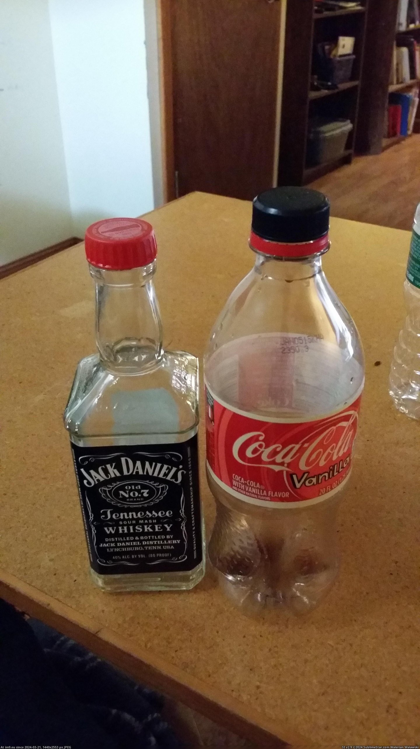 #Jack #Bottles #Interchangeable #Coke #Caps [Mildlyinteresting] Jack and coke bottles have interchangeable caps Pic. (Bild von album My r/MILDLYINTERESTING favs))