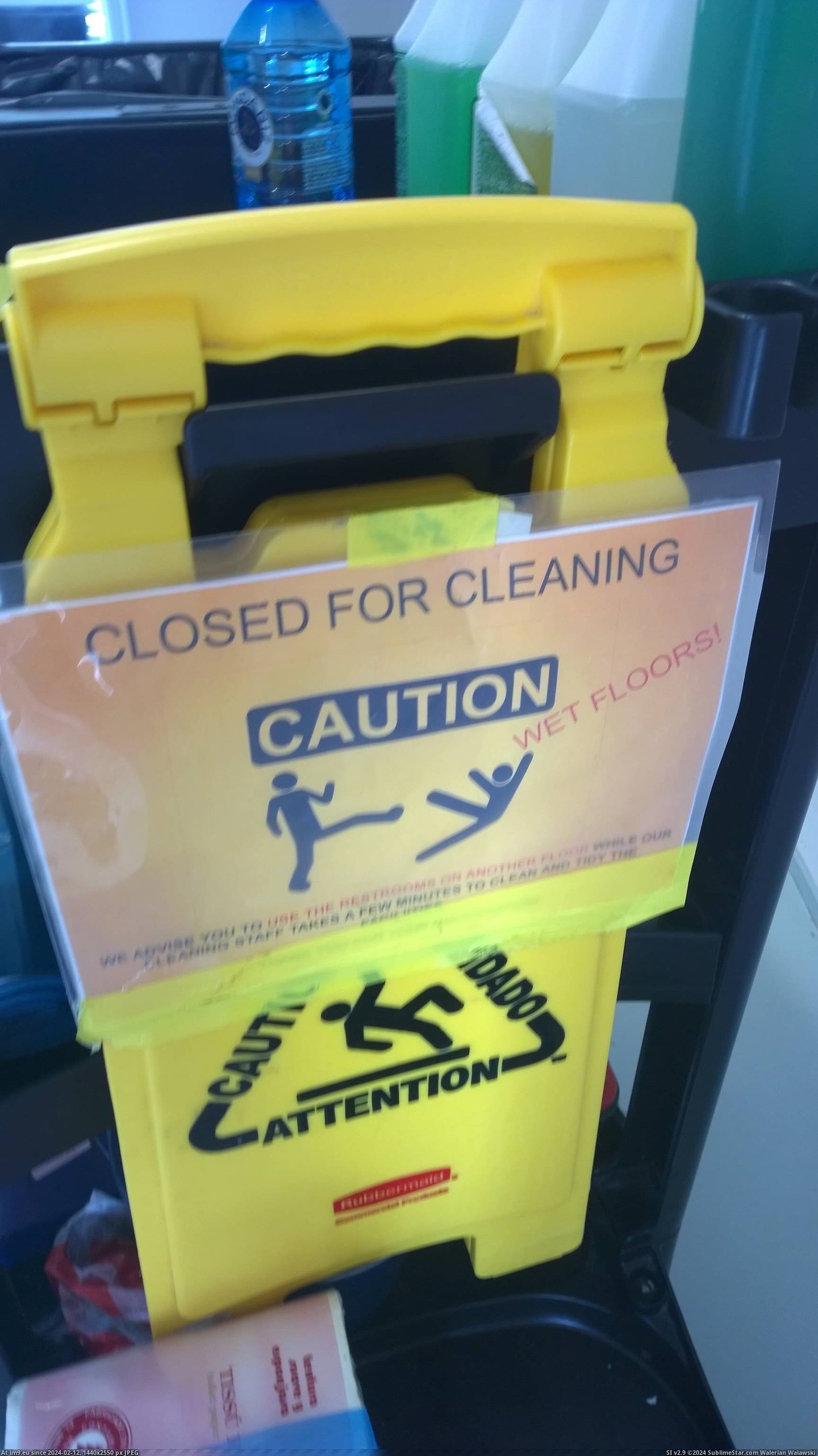 [Mildlyinteresting] Maintenance sign in my school looks like two people fighting and yelling wet floors (in My r/MILDLYINTERESTING favs)