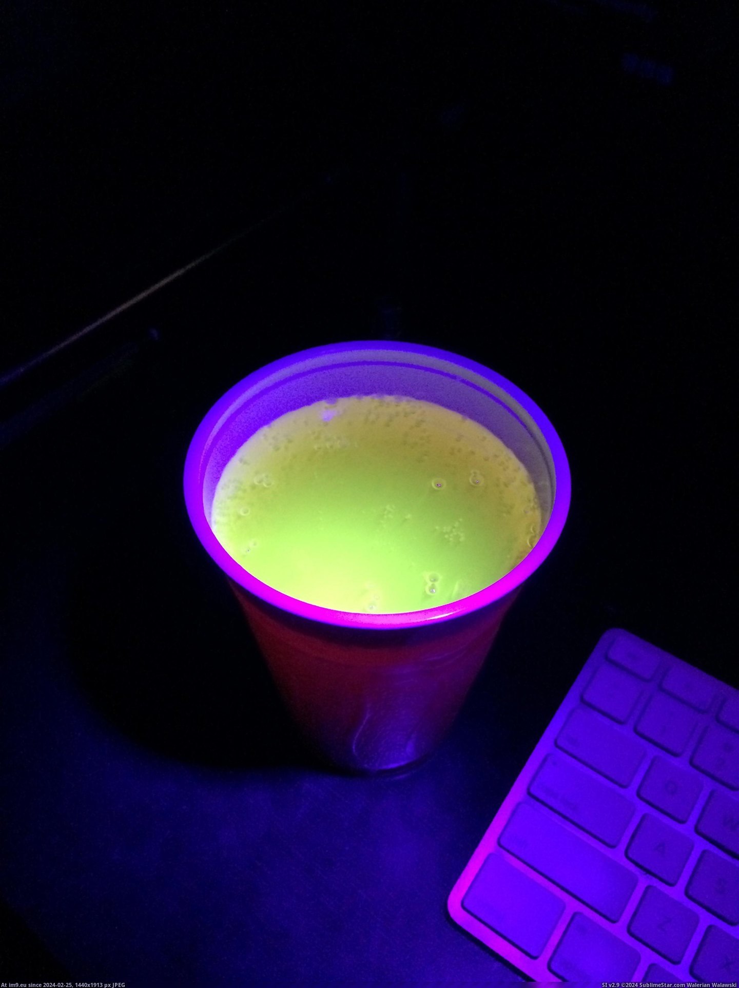#Monster #Energy #Blacklight #Drink [Mildlyinteresting] Monster energy drink under a blacklight Pic. (Изображение из альбом My r/MILDLYINTERESTING favs))