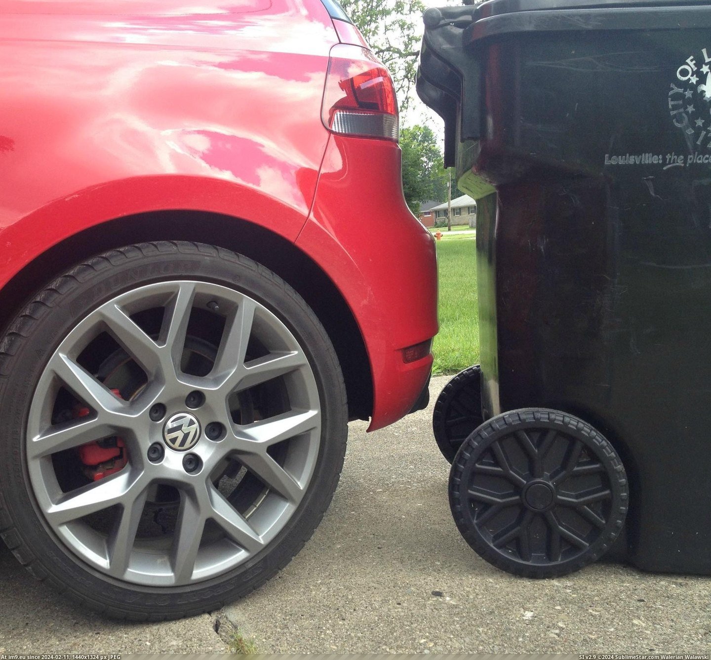 [Mildlyinteresting] My car and garbage can have the same wheels. (in My r/MILDLYINTERESTING favs)