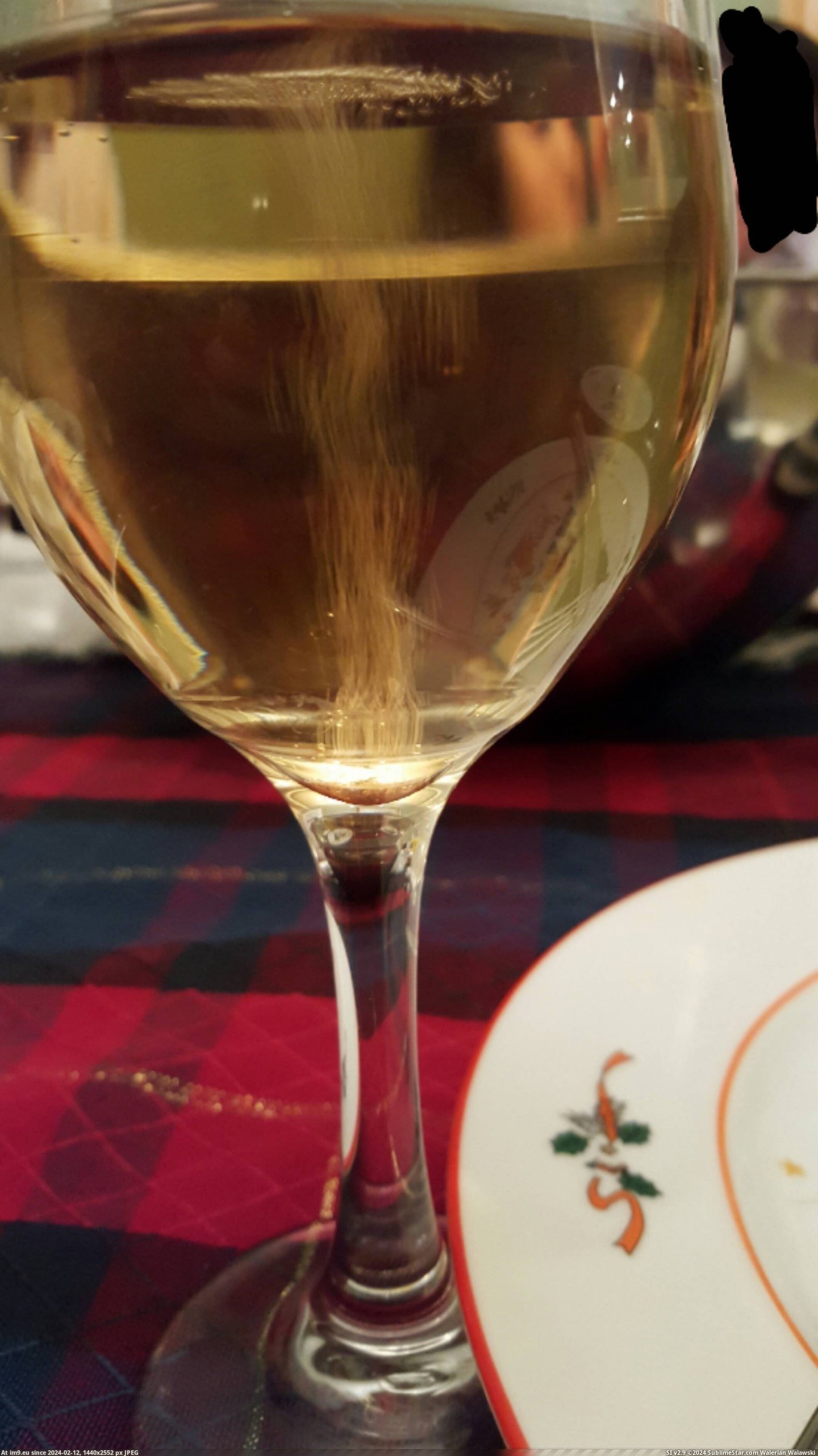 [Mildlyinteresting] My champagne is only bubbling in the middle (in My r/MILDLYINTERESTING favs)