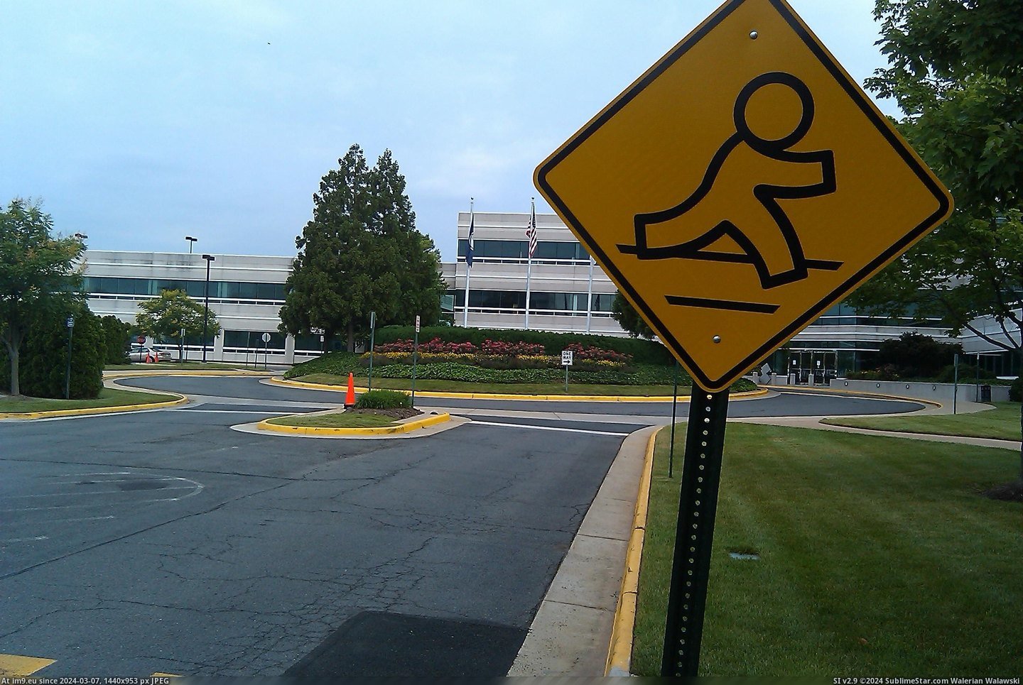 #Office #Signs #Corporate #Aol #Campus #Pedestrian [Mildlyinteresting] Pedestrian signs at an AOL corporate office campus. Pic. (Obraz z album My r/MILDLYINTERESTING favs))