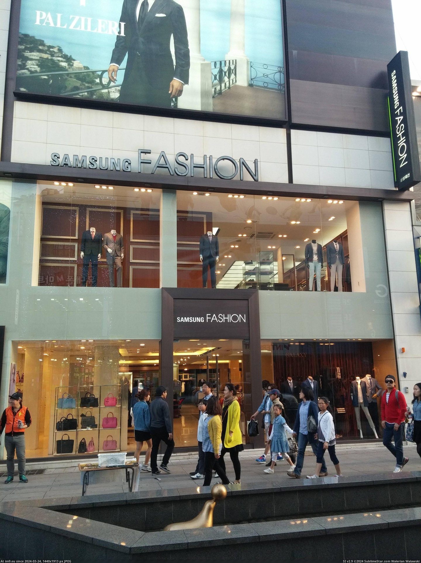 #Store #Korea #Samsung #Fashion #Runs [Mildlyinteresting] Samsung runs a fashion store in Korea Pic. (Image of album My r/MILDLYINTERESTING favs))