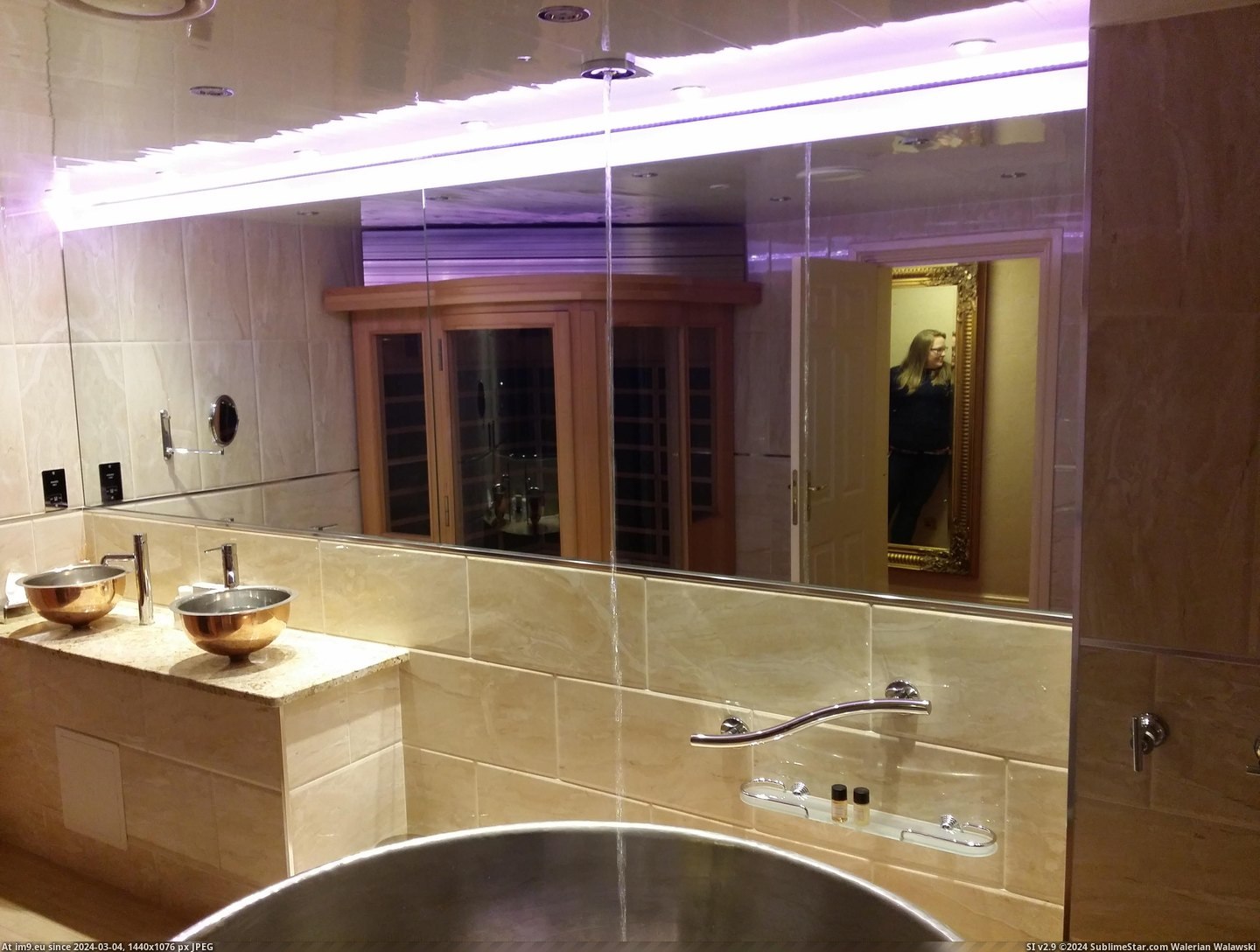 #Room #Hotel #Fills #Bath #Ceiling [Mildlyinteresting] The bath in my hotel room fills from the ceiling Pic. (Obraz z album My r/MILDLYINTERESTING favs))