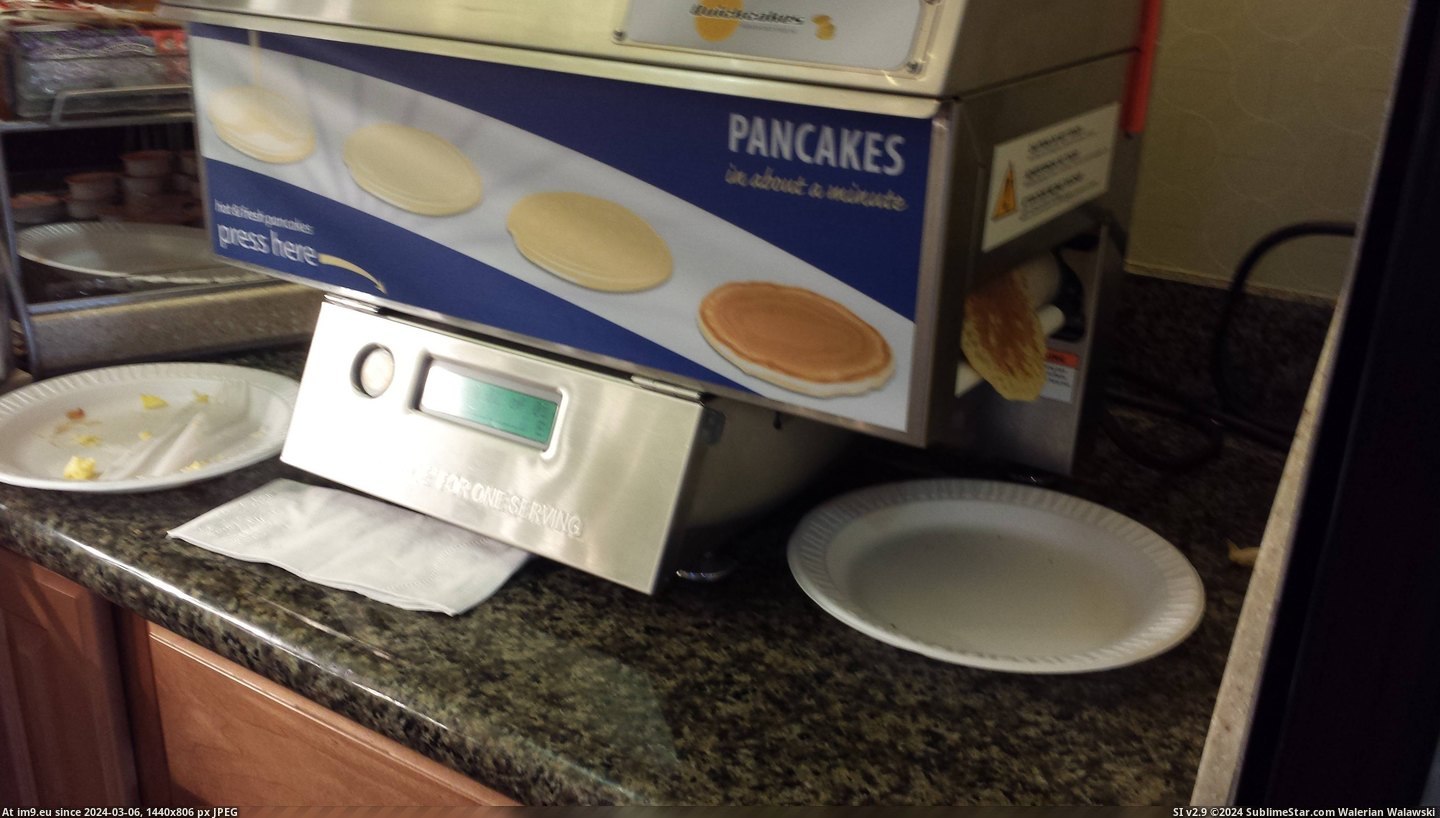 #Hotel #Belt #Conveyor #Pancake #Staying [Mildlyinteresting] The hotel I'm staying at has a pancake conveyor belt. Pic. (Bild von album My r/MILDLYINTERESTING favs))