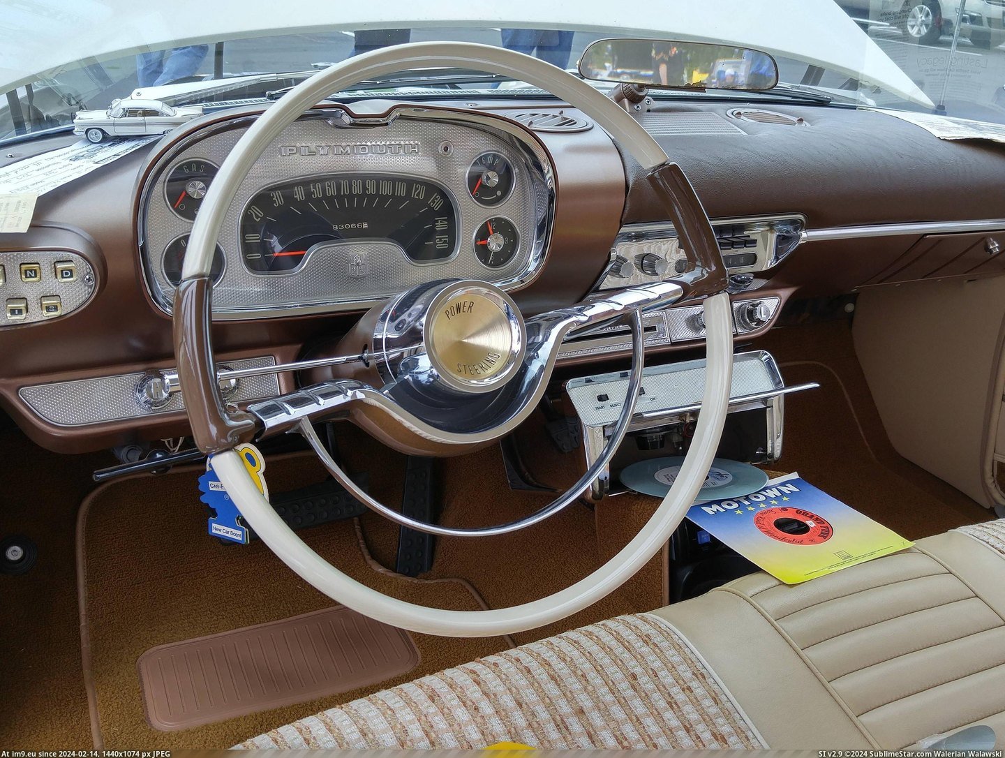 #Car #Player #Stereo #Record [Mildlyinteresting] This car stereo has a record player Pic. (Bild von album My r/MILDLYINTERESTING favs))