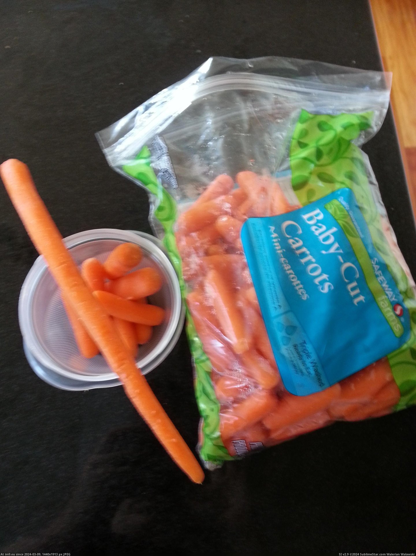 #Baby #Carrot #Cut [Mildlyinteresting] This carrot didn't get cut into a baby carrot Pic. (Obraz z album My r/MILDLYINTERESTING favs))