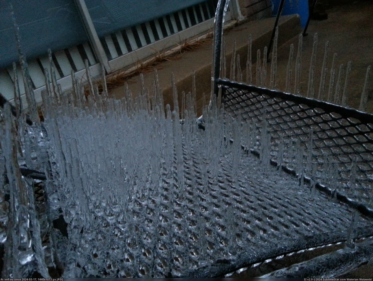 #Ice #Storm #Mesh #Furniture #Patio [Mildlyinteresting] This is what happens to mesh patio furniture in an ice storm 2 Pic. (Bild von album My r/MILDLYINTERESTING favs))