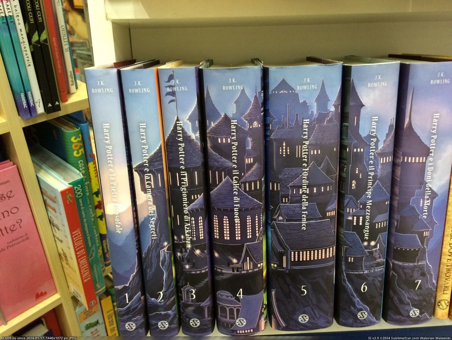 #Series #Edition #Italian #Books #Aligned #Forms #Castle #Harry #Potter [Mildlyinteresting] This Italian edition of the Harry Potter series forms a castle when the books are aligned Pic. (Image of album My r/MILDLYINTERESTING favs))