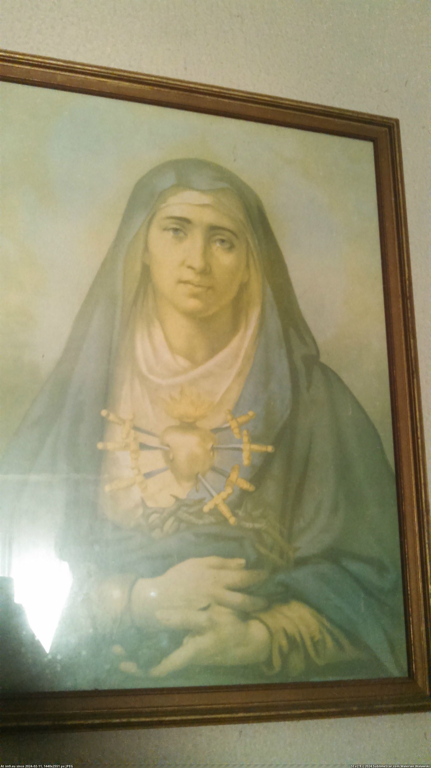 [Mildlyinteresting] This picture of the Virgin Mary looks like Nicolas Cage (in My r/MILDLYINTERESTING favs)