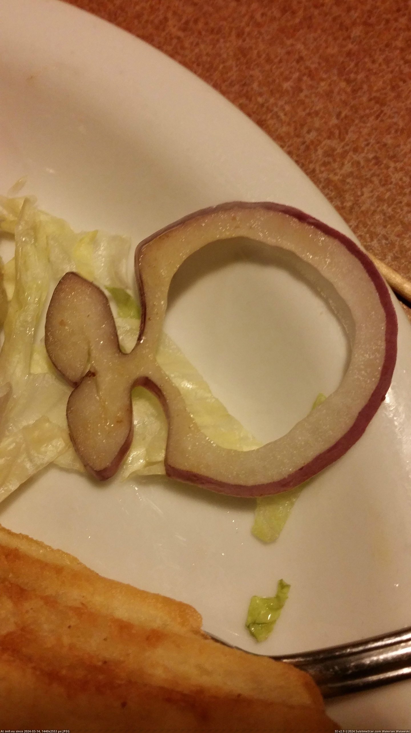 #Fish #Slice #Onion [Mildlyinteresting] This slice of onion looks like a fish. Pic. (Изображение из альбом My r/MILDLYINTERESTING favs))