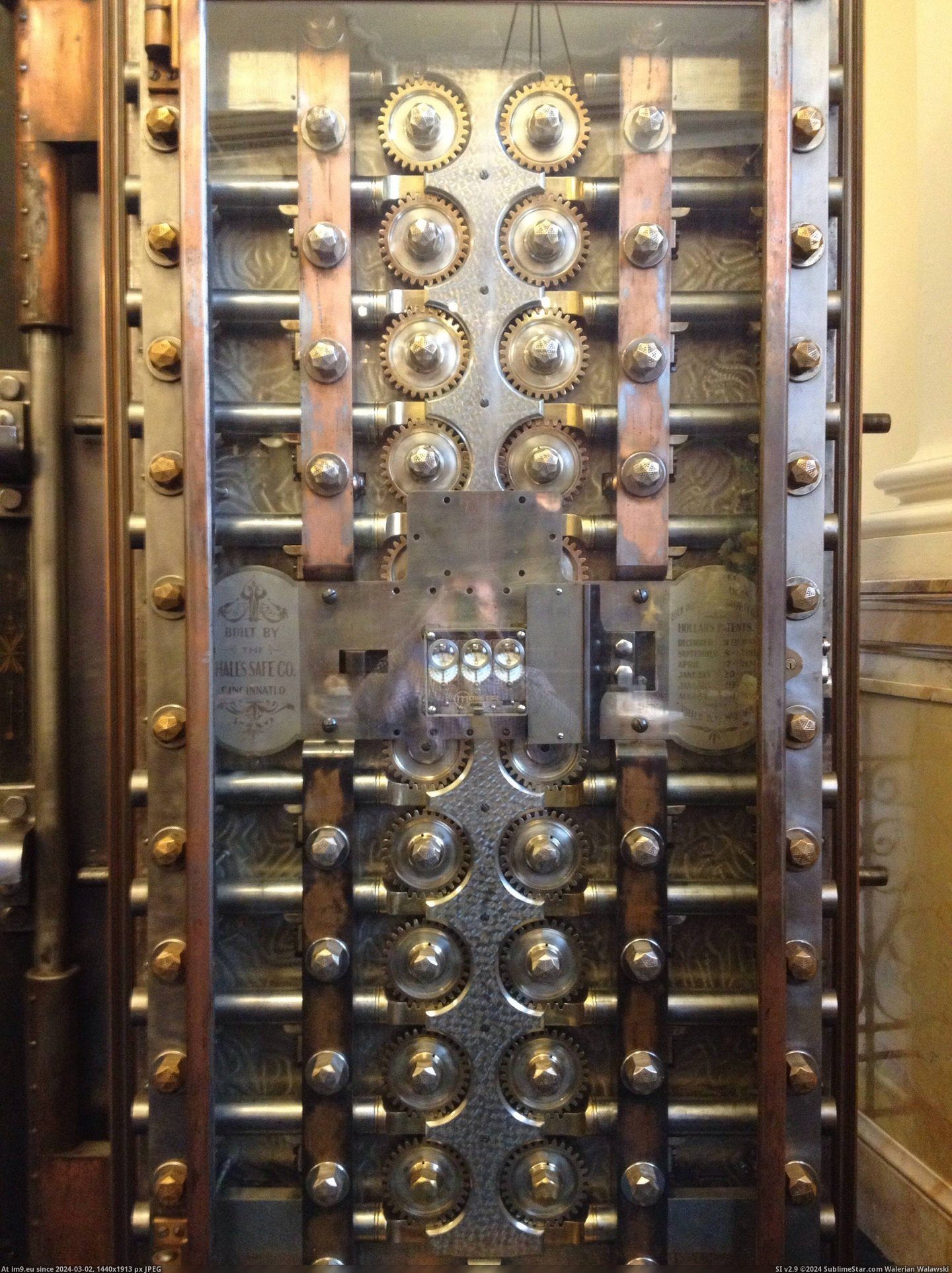 #Work #Beautiful #Engineering #Vault #1800s #Door #Bank [Pics] Inside of the vault door at the bank I work at. Beautiful engineering from 1800s Pic. (Image of album My r/PICS favs))