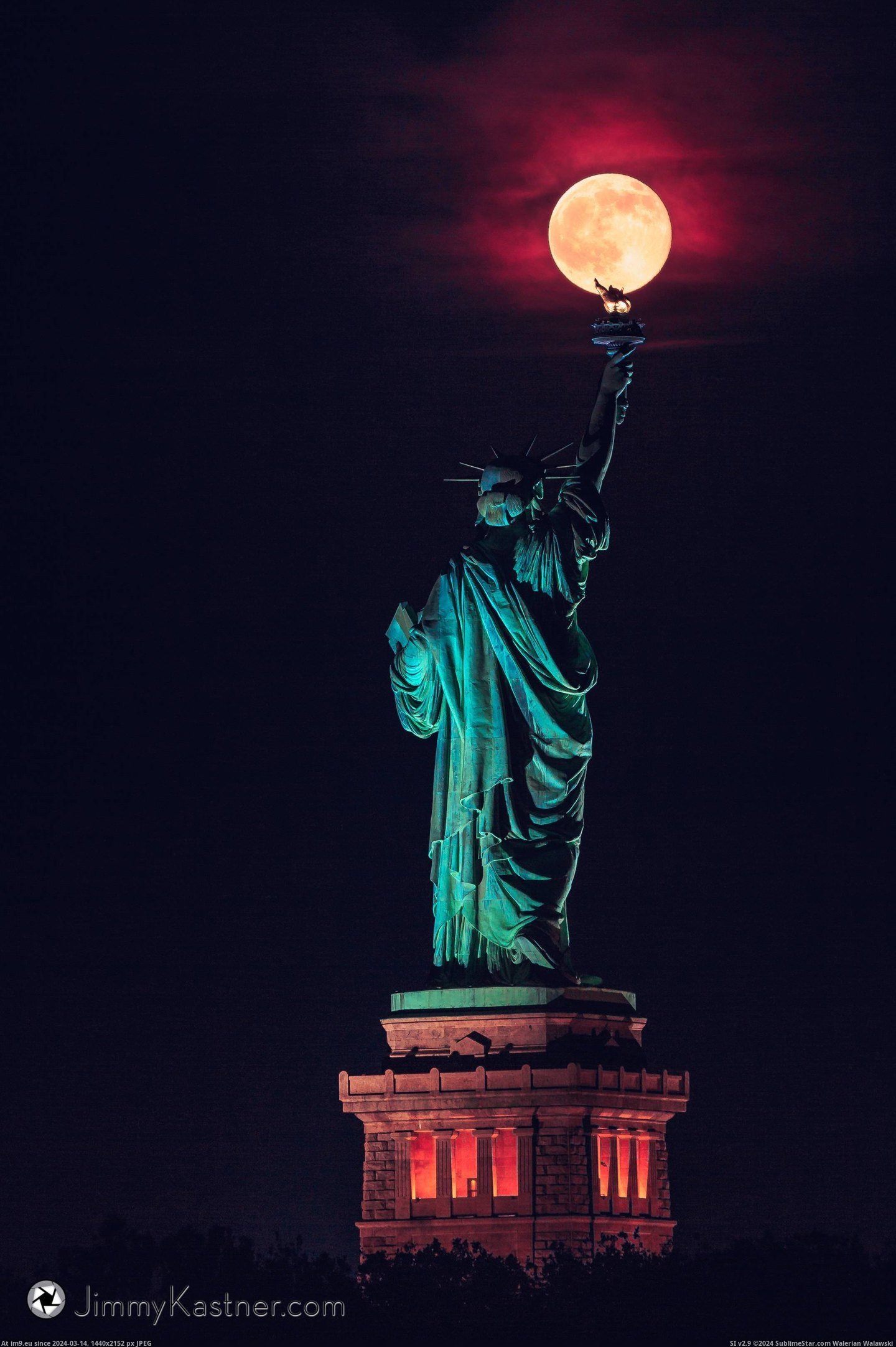 #Night #Full #Summer #Solstice #Balancing #Liberty #Moon #Rare #Statue [Pics] Last night's rare summer solstice full moon balancing on the Statue of Liberty's torch Pic. (Bild von album My r/PICS favs))
