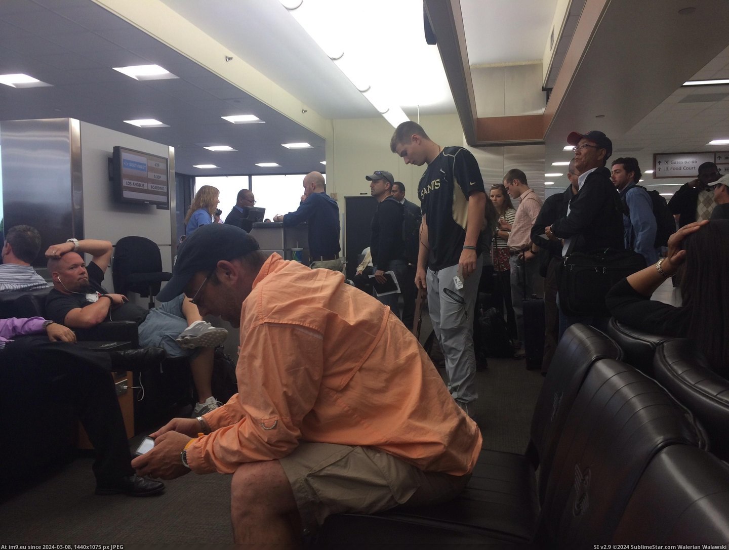 #People #Week #Person #Airport #Southwest #Storms #Misplaced #Changing #Orleans #Ton #Charge [Pics] The storms last week misplaced a ton of people in New Orleans Airport. Southwest only had 1 person in charge of changing  Pic. (Bild von album My r/PICS favs))