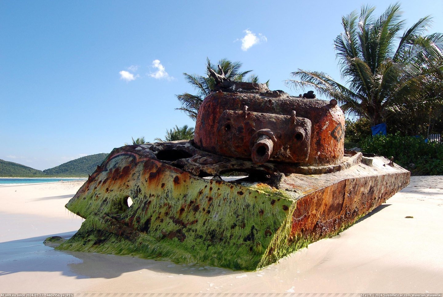 #Beach #Abandoned #Rico #Tank #Puerto [Pics] This abandoned tank on a beach in Puerto Rico Pic. (Obraz z album My r/PICS favs))