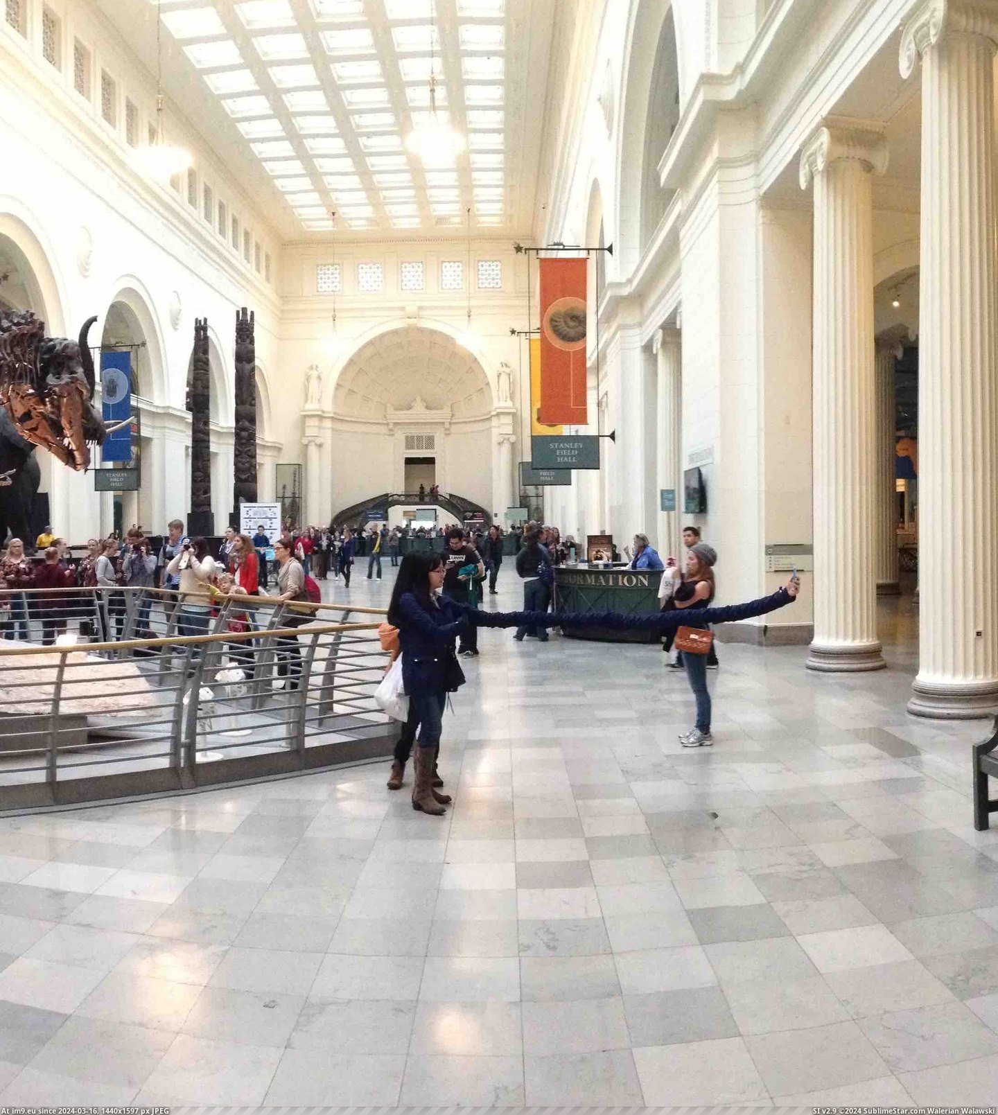 #Girl #Photo #Selfie #Ultimate #Panoramic #Ended #Making #Museum #Hand [Pics] took a panoramic photo at a museum and ended up making it look like this girl has the ultimate selfie hand. Pic. (Obraz z album My r/PICS favs))