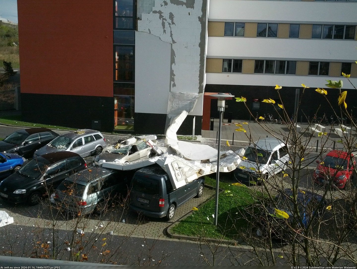 #Was #Off #Building #Fell #Lab #Wall #Sitting [Pics] Was sitting in the lab when the wall of the next building fell off. 2 Pic. (Bild von album My r/PICS favs))