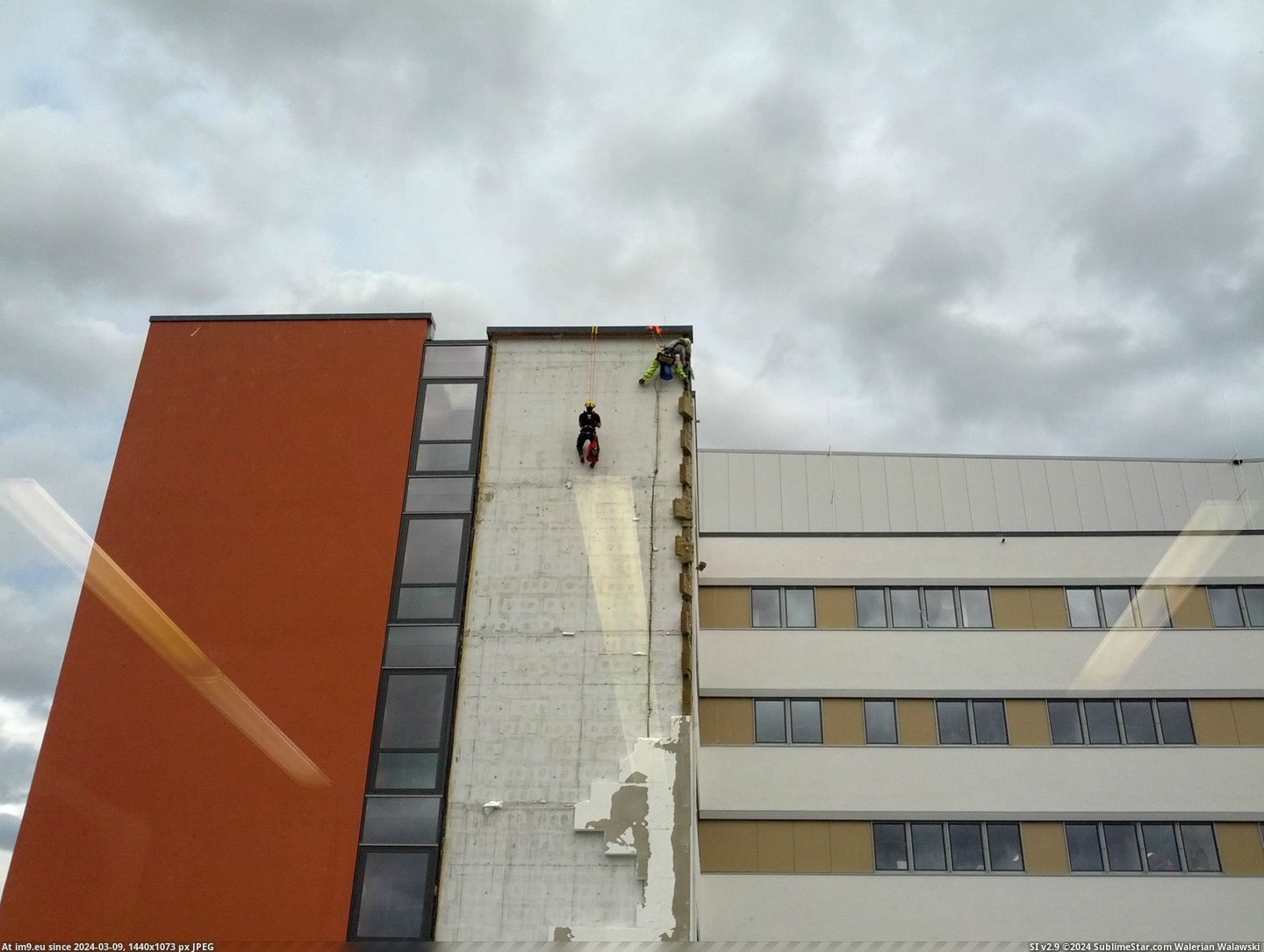 #Was #Off #Building #Fell #Lab #Wall #Sitting [Pics] Was sitting in the lab when the wall of the next building fell off. 5 Pic. (Obraz z album My r/PICS favs))