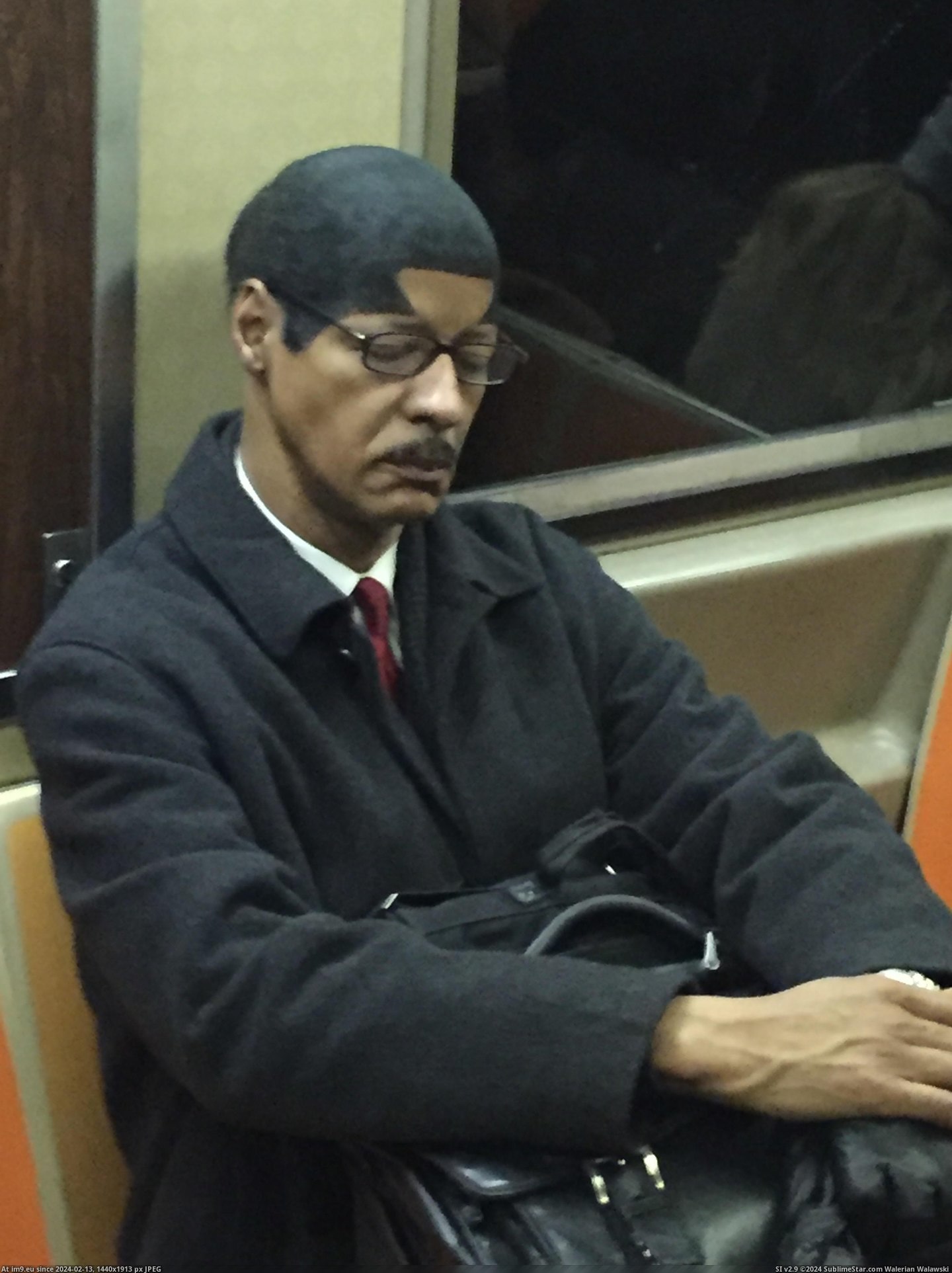 #Wtf #Guy #Sharpie #Nyc #Subway [Wtf] Guy with a Sharpie'd hairline on a NYC subway Pic. (Obraz z album My r/WTF favs))