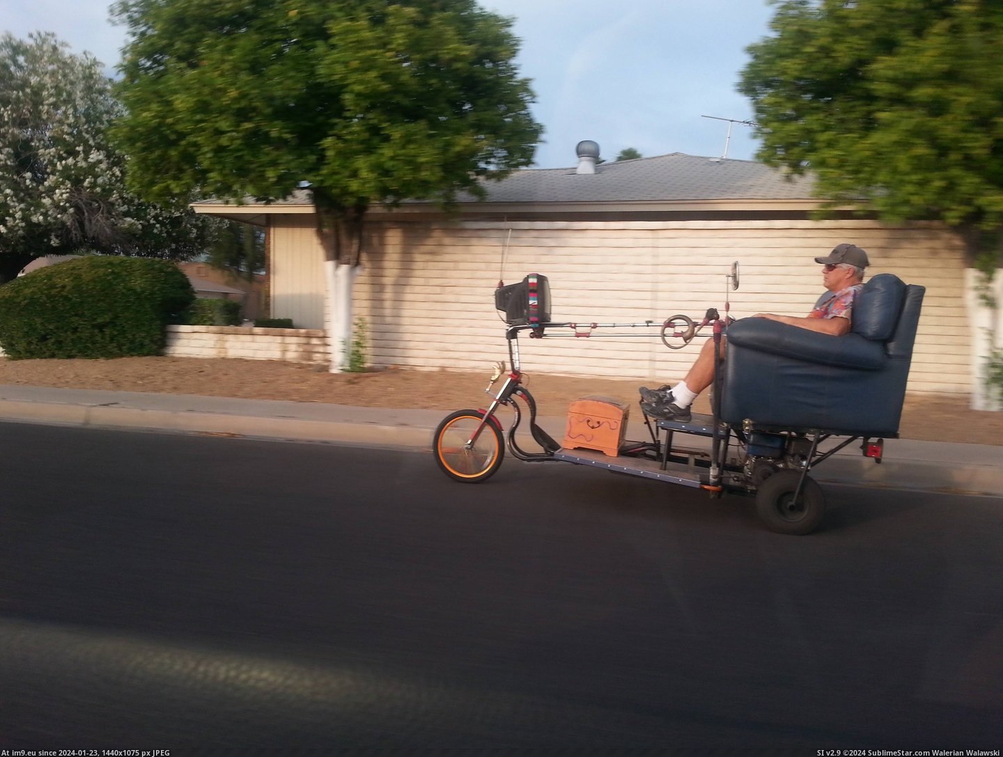 #Wtf #Guy #Neighborhood #Saw #Driving [Wtf] Saw this guy 'driving' in my neighborhood Pic. (Bild von album My r/WTF favs))
