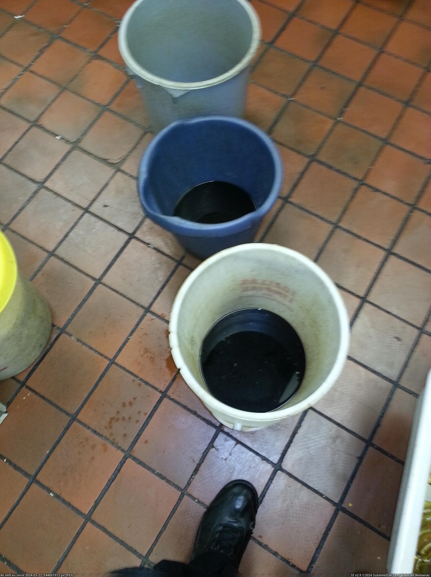 #Wtf #Black #Ceiling #Liquid #Leaking #Work #Mcdonald [Wtf] This black liquid is leaking from the ceiling at the McDonald's where I work. Pic. (Bild von album My r/WTF favs))